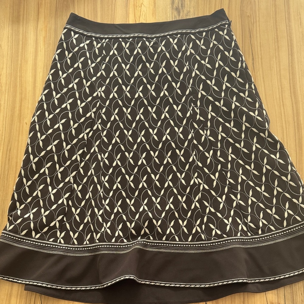 Ann Taylor size 4 dark brown and cream embroidered skirt